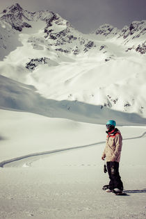 Snowboarder vor Bergkulisse von hummelos
