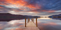 Flooded jetty in Derwent Water, Lake District, England at sunset von Sara Winter