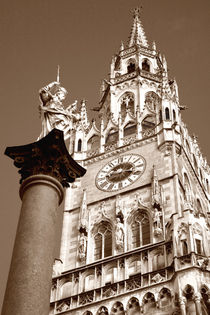 Mariensäule in München mit Neuem Rathaus by lizcollet