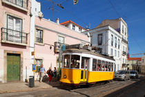 Lissabon : alte Strassenbahn in der Alfama by Torsten Krüger