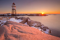 Lighthouse on the cliffs on the Lofoten in Norway von Sara Winter