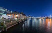 Nachts am St. Pauli Fischmarkt Hamburg by Dennis Stracke