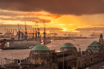 Sonnenuntergang am Stintfang Landungsbrücken Hamburg von Dennis Stracke