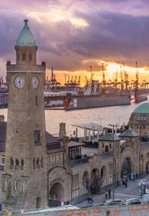 Sonnenuntergang am Stintfang Landungsbrücken Hamburg von Dennis Stracke