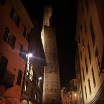 View of Garisenda and Asinelli towers  von Azzurra Di Pietro