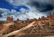 Camel among the rocks of Cappadocia, Turkey von Yuri Hope