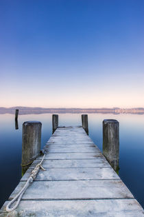 Steg im Winter am See von Dennis Stracke