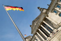 Reichstag mit Fahne by Rainer F. Steußloff