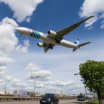 EgyptAir boeing 777  Landing at Heathrow von David Pyatt