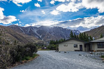 Sun rising over the mountains in a camp near Mount Cook in New Zealand von Joao Henrique Couto e Silva