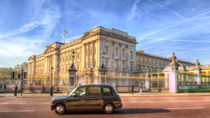 London Taxi And Buckingham Palace  von David Pyatt