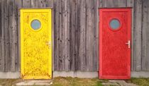 gelbe Tür rein - rote Tür raus ;) von mindfullycreatedvibrations