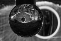 Lightpainting Glaskugel in schwarzweiß by denicolofotografie