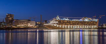 Kreuzfahrtschiff in Blaue Stunde by photobiahamburg