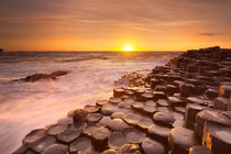 The Giant's Causeway in Northern Ireland at sunset von Sara Winter