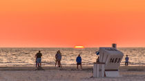 Sonnenuntergang St Peter Ording Nordsee Strandkorb von Dennis Stracke