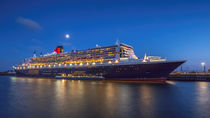 Queen Mary 2 zur Blauen Stunde Version#02 by photobiahamburg