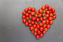 rotes Herz aus kleinen roten Tomaten by ollipic