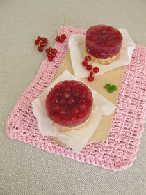 Roter Johannisbeerkuchen mit Kekskrümelboden als Kuchen ohne Backen von Heike Rau