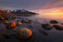 Red boulders during the midnight sun in northern Norway von Horia Bogdan