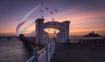 Red Arrows over Mumbles Pier. von Leighton Collins