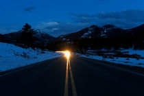 Autoscheinwerfer im Winter, Rocky Mountains National Park von geoland