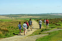 Walkers on Curbar Edge Footpath von Rod Johnson