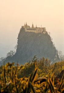 Zauberberg, Mount Popa 1 von Bruno Schmidiger