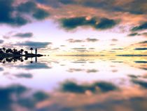 reflection of the cloudy sunset sky and ocean view von timla