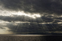 Wolken und Lichtstimmung über dem Mittelmeer vor der Küste von Spanien by ralf werner froelich