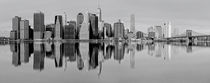 New York in black and white with reflections on the river von Sharon Yanai