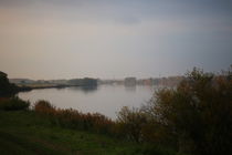 Herbstspiegelung an der Elbe by Simone Marsig