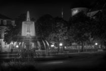 Stuttgart bei Nacht - Blick vom Schlossplatz zum Fernsehturm von Colin Utz