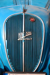 Fiat 500 Luxus, Kühlergrill im strahlendem Blau  von Simone Marsig