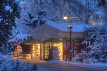 Bäckereihäuschen in den Wallanlagen im Winter bei Abenddämmerung, Bremen von Torsten Krüger