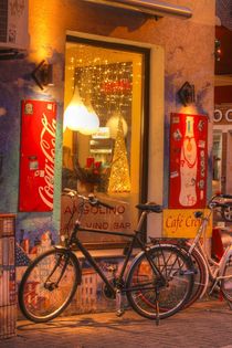 Kneipenfenster mit Graffiti bei Abenddämmerung, Ostertorviertel, Viertel, Bremen by Torsten Krüger