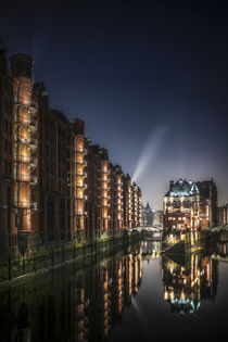 ... hamburger speicherstadt bei nacht III by Manfred Hartmann