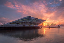 Dockland Sonnenuntergang von photobiahamburg