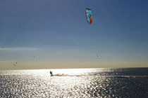 Kitesurfer im Gegenlicht von Britta Hilpert