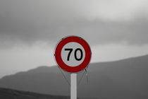 Speed limit sign on a vulcano in New Zealand von stephiii