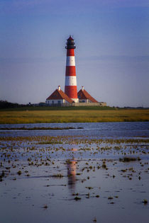 Leuchtturm Westerhever spiegelt sich im Watt by Britta Hilpert