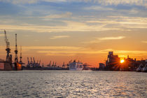 Kreuzfahrtschiff verlässt den Hafen by Britta Hilpert