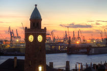 St. Pauli-Landungsbrücken bei Abenddämmerung, Hamburg by Torsten Krüger