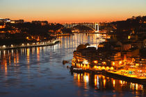  Ponte da Arrabida und Altstadtviertel Ribeira bei Abenddämmerung, Porto von Torsten Krüger