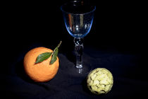 Apfelsine und Cherimoya mit blauem Weinglas von Dieter  Meyer