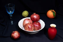 Apfelsine, Granatapfel und Cherimoya mit blauem Weinglas und roter Vase by Dieter  Meyer