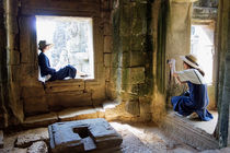 Posieren in Angkor Wat, Kambodscha by Hartmut Binder