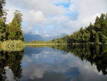 Das Wasser so ruhig, es spiegelt sich die Welt by nadini