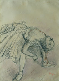 Dancer Fixing her Slipper, c.1865 von Edgar Degas