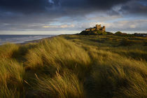 Bamburgh Castle at sunset von chris-drabble